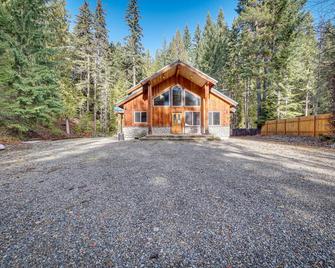 1 Mi to Lake Easton Cabin with Fire Pit and Deck! - Easton - Building
