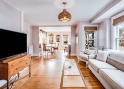 Lovely & Light-Filled Victorian Townhouse With Luxury Amenities - Mystic - Σαλόνι