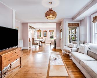 Lovely & Light-Filled Victorian Townhouse With Luxury Amenities - Mystic - Living room