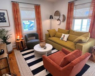 Mill House in Beautiful Downtown Jefferson - Jefferson - Living room