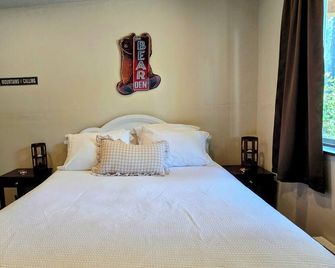 Themed Bear's Den Cabin nestled in the pines minutes outside of Glacier Park. - Coram - Bedroom