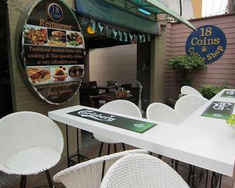 18 Coins Cafe & Hostel - Pattaya