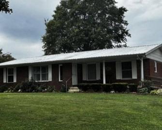 Experience Peace, Relaxation and Comfort in Kentucky with a touch of KENYA! - Dover - Building