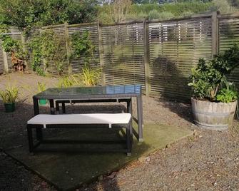 Spacious Garden Cottage w/ woodburner - Waitara - Patio