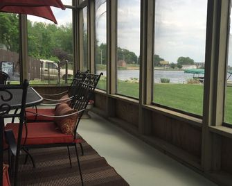 4 bedroom 2800 sq ft. Best view of the Lake! Swim from the yard. - LaPorte - Balcón
