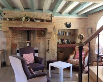 In the heart of Burgundy, in a quiet location, pretty renovated farmhouse for 8 people. - Montbard - Sala de estar