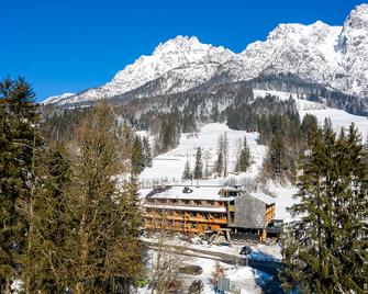 mama thresl - לאוגאנג - בניין