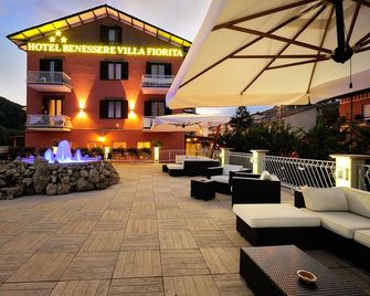 Hotel Benessere Villa Fiorita - פוליניו - פטיו