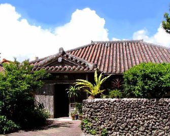 Minshuku Rakutenya - Ishigaki - Building