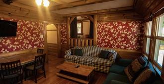 Embers Lodge and Cabins - Big Bear Lake - Wohnzimmer