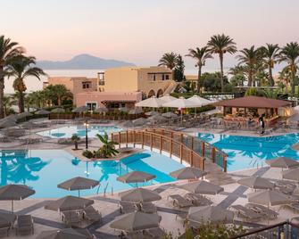 Horizon Beach Resort - מאסטיכארי - בריכה