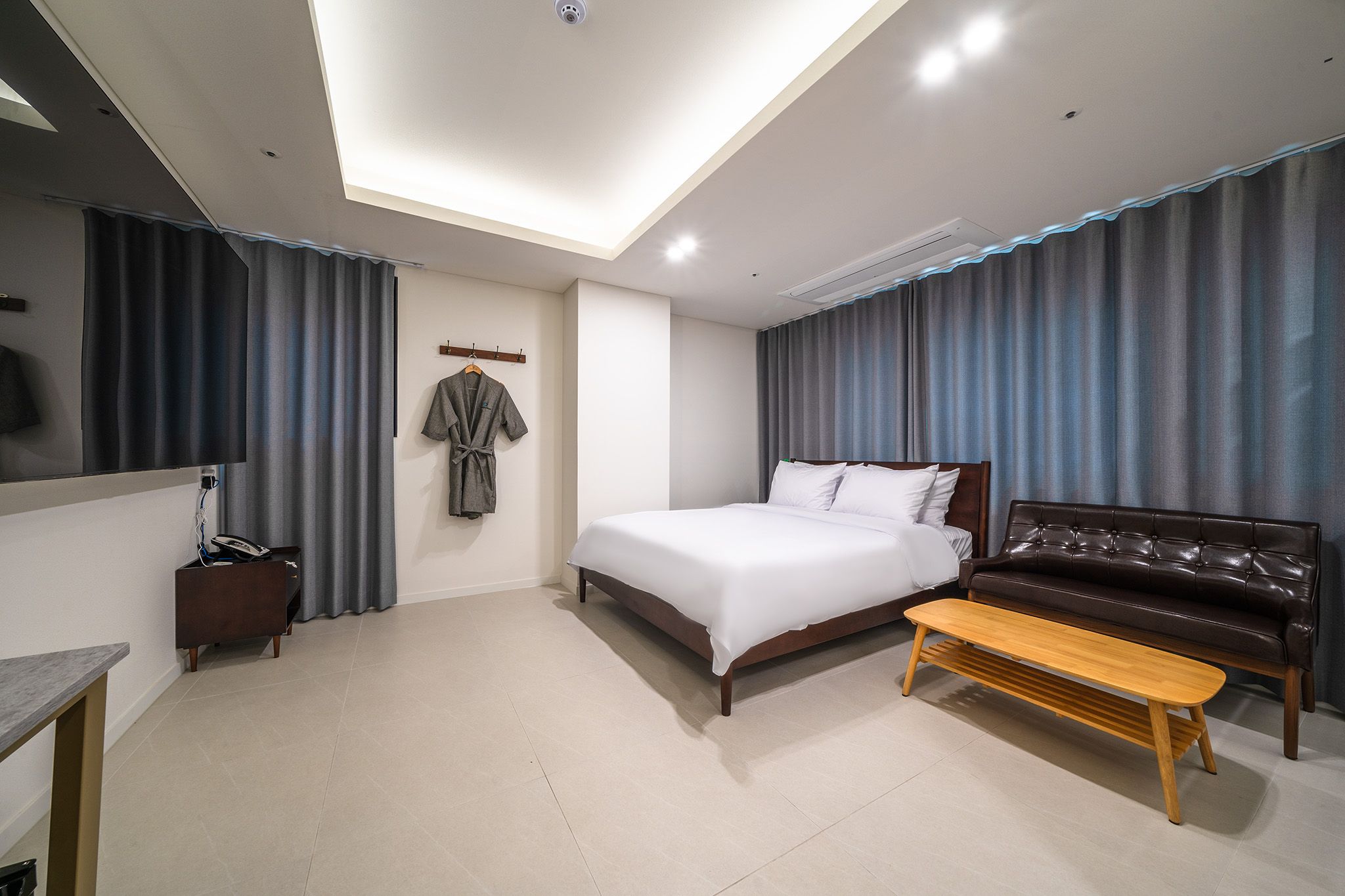 Bluebird Hotel thumbnail 2