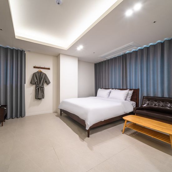 Bluebird Hotel image 1