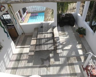 Vivo Escondido Hostel - Puerto Escondido - Patio