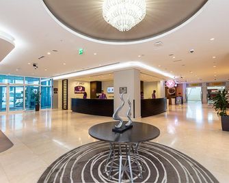 فندق بريمير إن مطار أبوظبي الدولي - أبو ظبي - ردهة