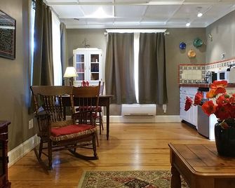 Bright Lakefront Bed and Breakfast Suite near Greenville, North Carolina - Williamston - Huiskamer