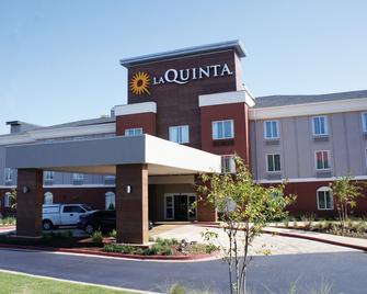 La Quinta Inn & Suites by Wyndham Milledgeville - Milledgeville - Building