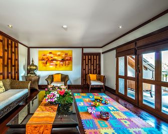Baan Yin Dee Boutique Resort Phuket (Sha Plus+) - Patong - Living room