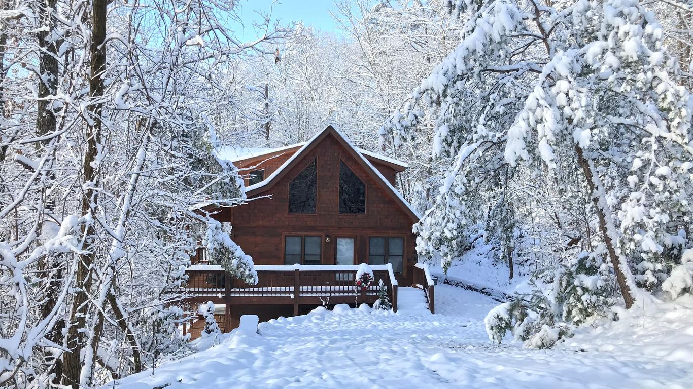 Red Apple Cabin 3 Bedrooms, 3 Baths, Amazing Views Mountaintop 15 Min Downtown