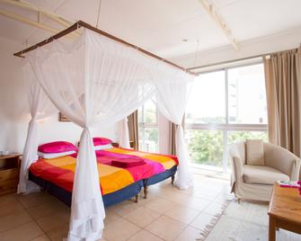 Q-Bar & Guest House - Dar Es Salaam - Yatak Odası