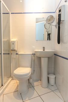 Le Regent Montmartre by Hiphophostels - París - Baño