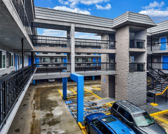 Hollywood Inn Express LAX - Inglewood - Building