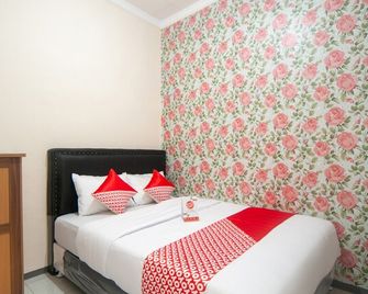 OYO 2956 Puri Buana Syariah - Karawang - Schlafzimmer
