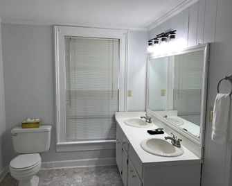 Meadows Inn - New Bern - Bathroom