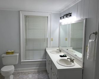 Meadows Inn - New Bern - Bathroom
