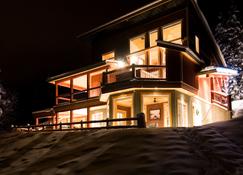 The Cedar House Restaurant & Chalets - Golden - Cảnh ngoài trời