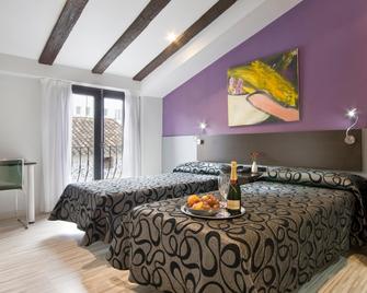 Hotel Fontanella - دينايا - غرفة نوم