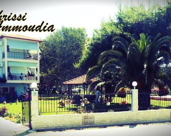 Chrissi Ammoudia - Toroni - Edificio