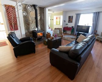 Rose Cottage Bed & Breakfast - Valemount - Sala de estar