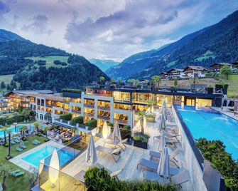Stroblhof Active Family Spa Resort - San Leonardo in Passiria - Gebäude