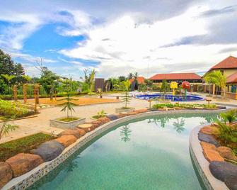 Dayang Resort Singkawang - Singkawang - Pool