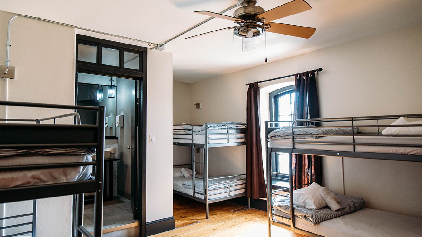 Saintlo Ottawa Jail Hostel