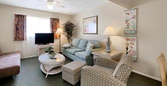 Carlton House - Saint Pete Beach - Living room