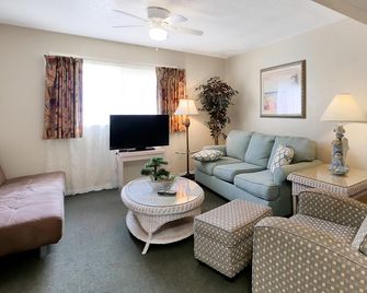 Carlton House Motel and Suites - St. Pete Beach - Wohnzimmer