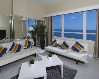 New Point Miami Beach Apartments - Miami Beach - Living room