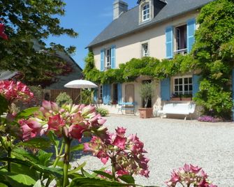 Les Volets Bleus - באיואו - בניין