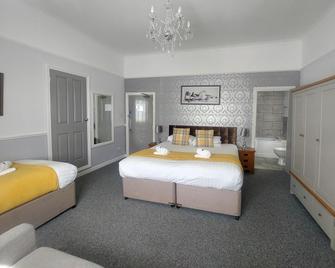The Black Lion Royal Hotel - Lampeter - Bedroom