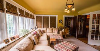 Avonview Manor - Stratford - Living room