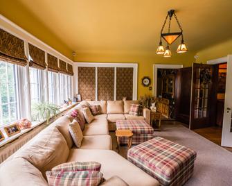 Avonview Manor - Stratford - Living room