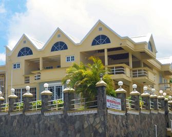 The New Montrose Hotel - Kingstown - Building