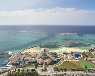 Sheraton Okinawa Sunmarina Resort - אונה - בניין