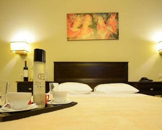 Central Hotel - Paralia - חדר שינה