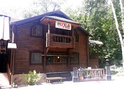 Hotel Izba - Vysokoye - Building