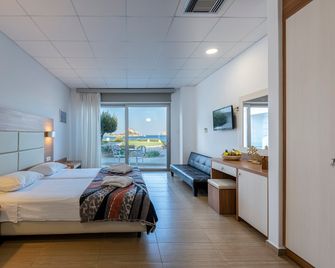 Royal Bay Suites - كيفالوس - غرفة نوم