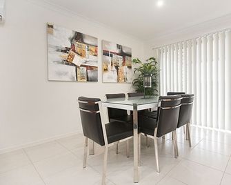 Lillypilly Resort Apartments - Gracemere - Dining room