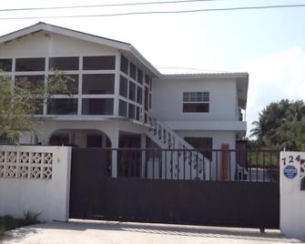 Bamboleo Inn Belize - Belize City - Building